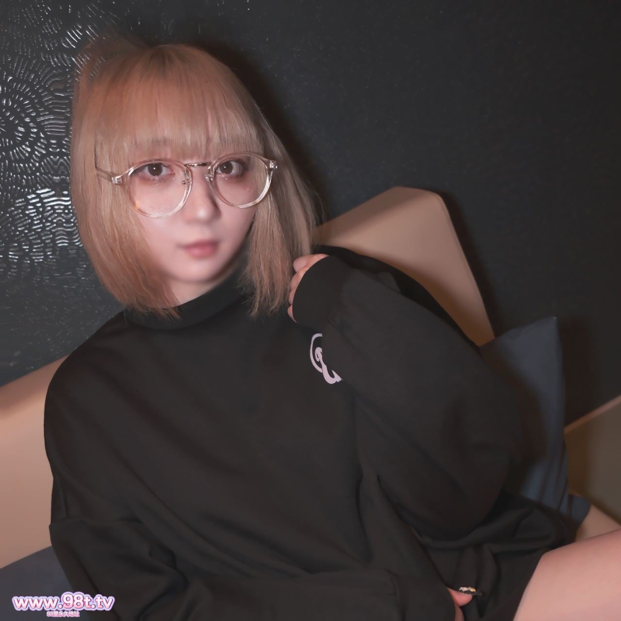 FC2PPV-4731301-【初撮】1/8歲専門1年生声優志望。ネカフェで声を押しころしてこっそ