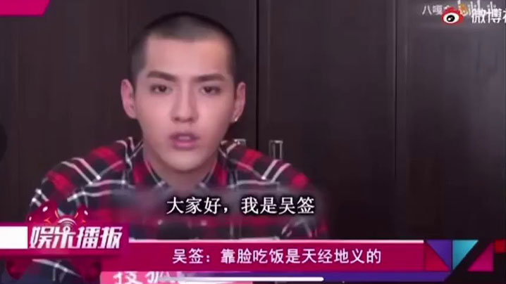 看着稚嫩的小女孩洗澡欧美兽父没忍住掏出鸡巴让女儿口交视频