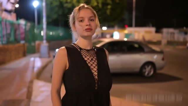 洋妞还是胆大，直接裸体走大街，外头还有人也不慌，自信一匹的露大奶#挑逗#白虎