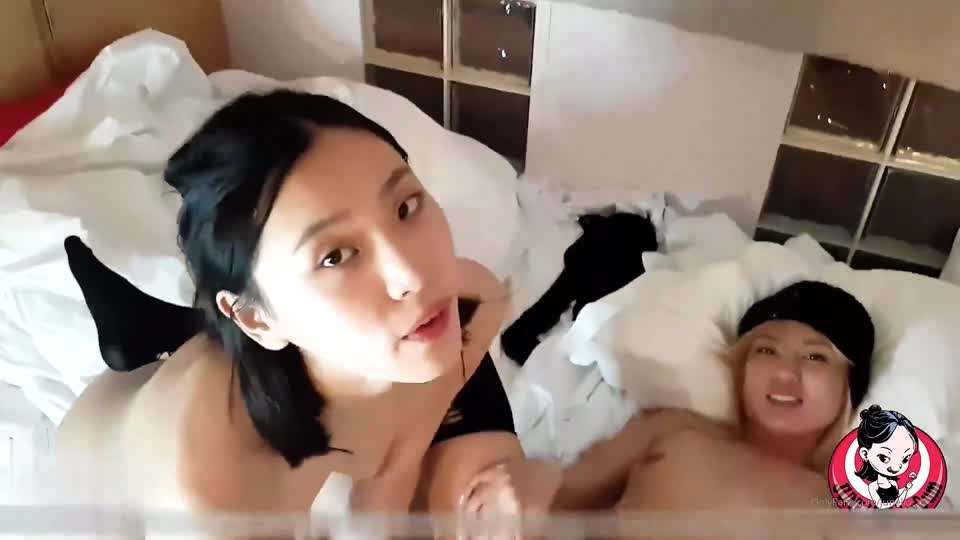 和闺蜜一起伺候男友射精双飞骚逼挑逗舔逼性交