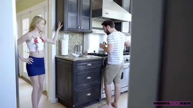 【欧美】小伙子下催情药把妈妈和姐姐一起搞操了，最终被工作结束的父亲发现了性交挑逗骚逼双飞射精