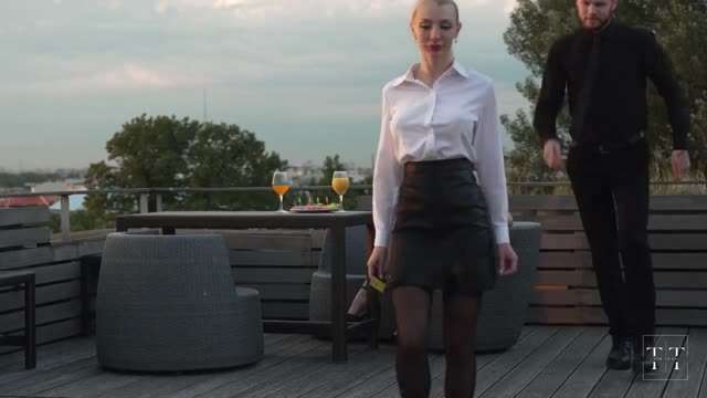 当着他女朋友的面把他撬走,在厕所操他白虎射精骚逼人妻挑逗性交