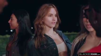 Madi Collins（群交中体验极致快感）骚逼人妻挑逗母狗性交