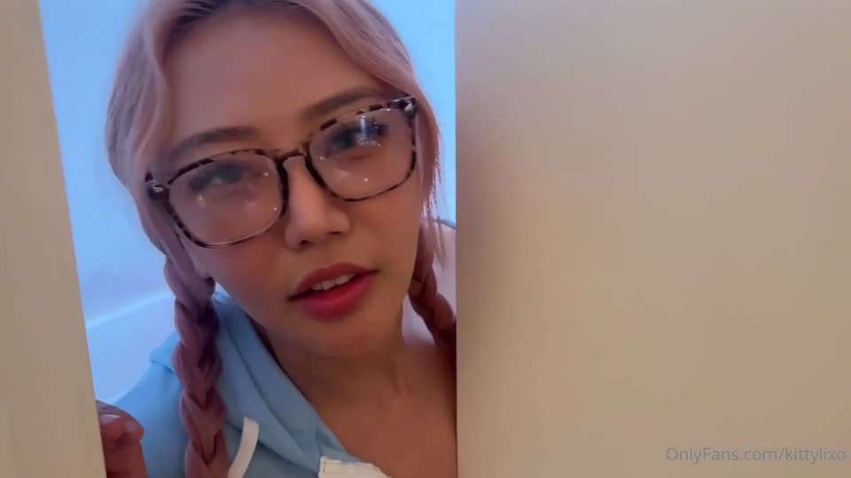 童颜肥唇爆炸身材极品亚裔「Kitty Lixo」露脸性爱私拍 妖艳骚货高潮脸，反差少女阿黑亚裔白虎骚逼性交