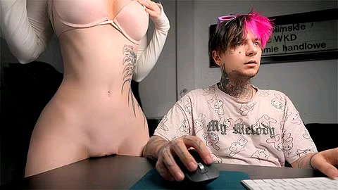 擦桌子，这样她的继兄弟就可以操她。手淫喷射在桌子上萝莉挑逗纹身