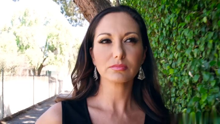 『中文字幕』离我女儿远点她还小有需求你来操我。白虎高难度动作骚逼挑逗舔脚舔逼性交